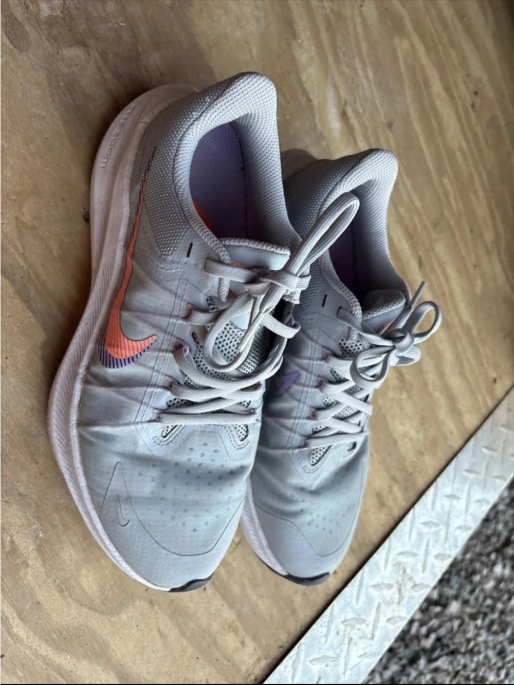 Nike Women’s Light Gray Running Shoes with Coral Swoosh